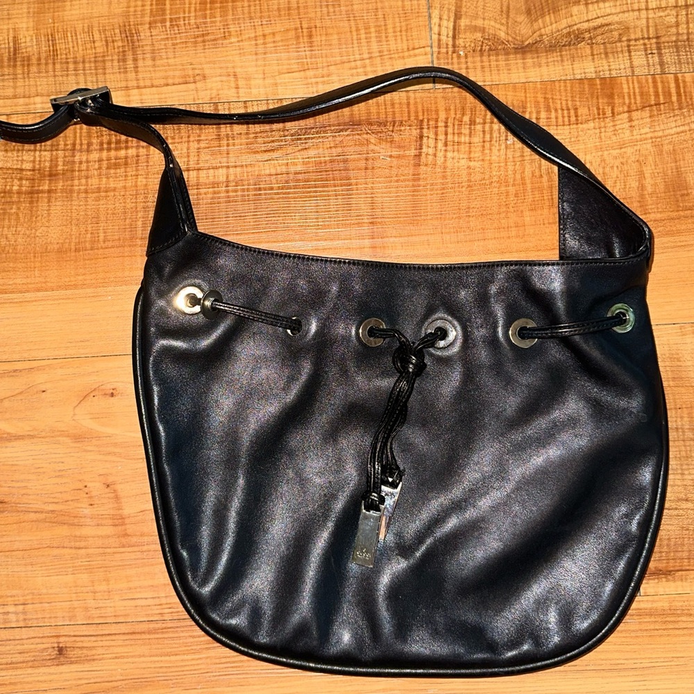 Simple black vintage Gucci purse.